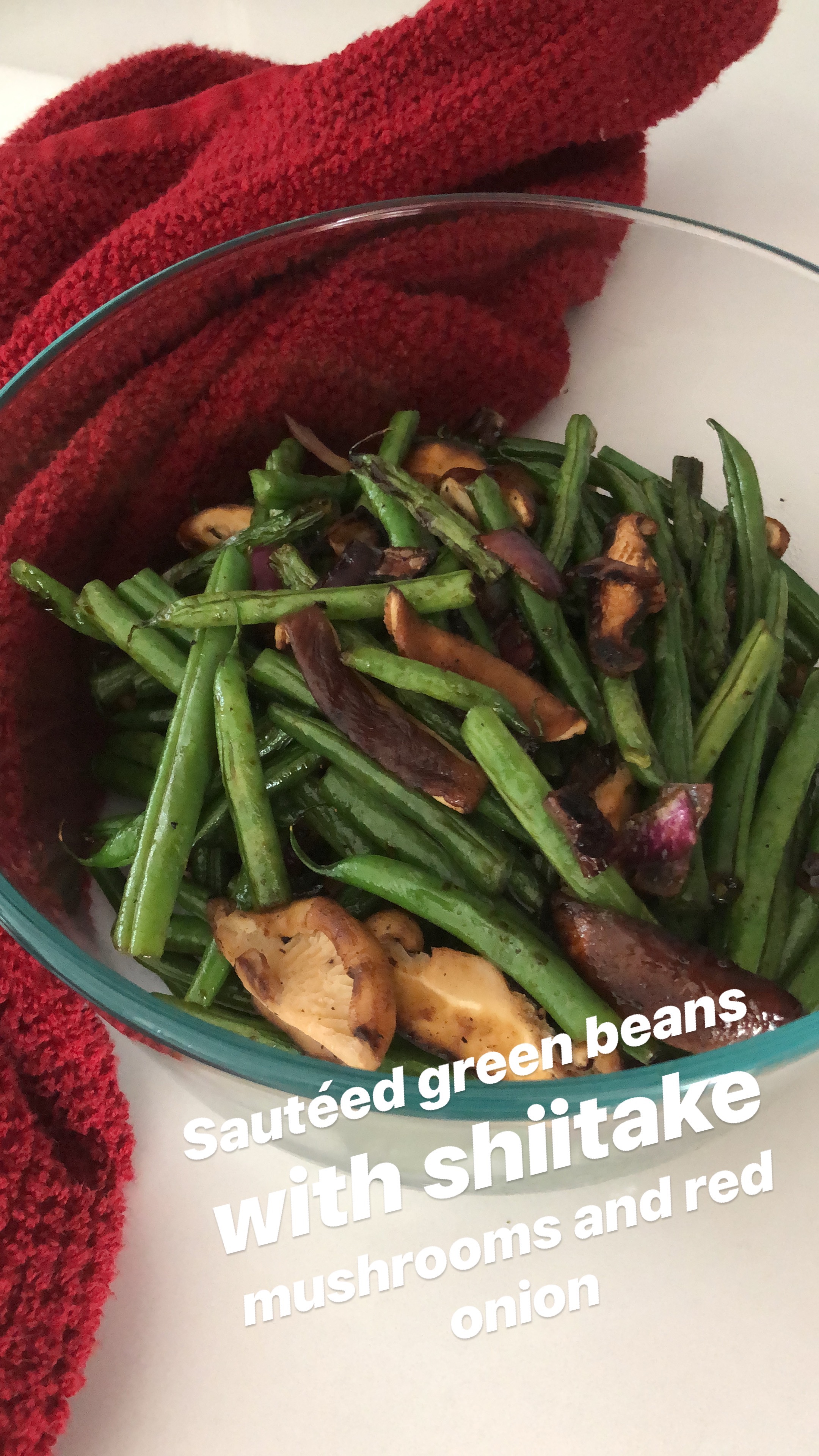 This healthy and easy green bean recipe comes takes less than 15 minutes. Al dente green beans (Haricot Verts) get an umami pop from the sauteed mushrooms. | www.amiofbs.com