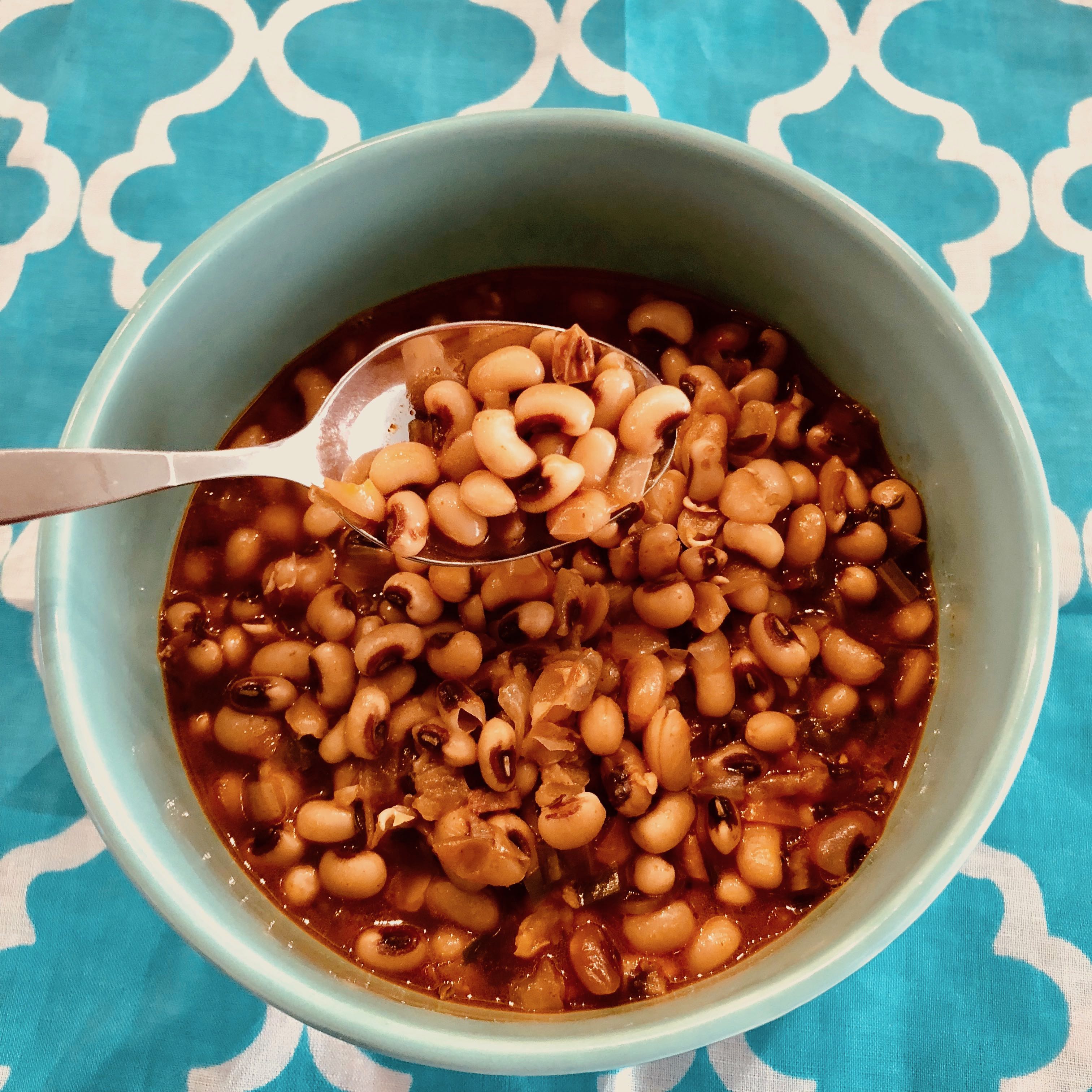 This healthy smoky blackeyed pea recipe is easy to make in a pressure cooker (Instant Pot) or Crock-Pot and you do NOT have to presoak the beans. Try it! | www.amiofbs.com