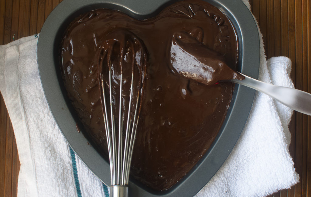 Paleo Chocolate Fudge that you can make in 5 minutes, with only 4 ingredients ... and it tastes AMAZING! Easy recipe that's perfect for gifting. | www.amiofbs.com