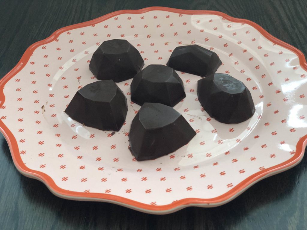 Paleo Chocolate Fudge that you can make in 5 minutes, with only 4 ingredients ... and it tastes AMAZING! Easy recipe that's perfect for gifting. | www.amiofbs.com