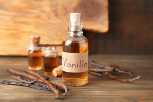 Make homemade vanilla extract with just TWO ingredients in less than 5 minutes! This recipe is better quality & way cheaper than grocery store versions. | www.amiofbs.com
