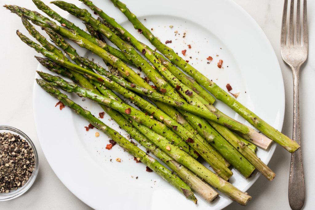 This oven roasted asparagus recipe is quick (20 minutes), easy (4 ingredients), healthy and (most of all) delicious. Vegan, Whole30 and keto - try it today! | www.amiofbs.com