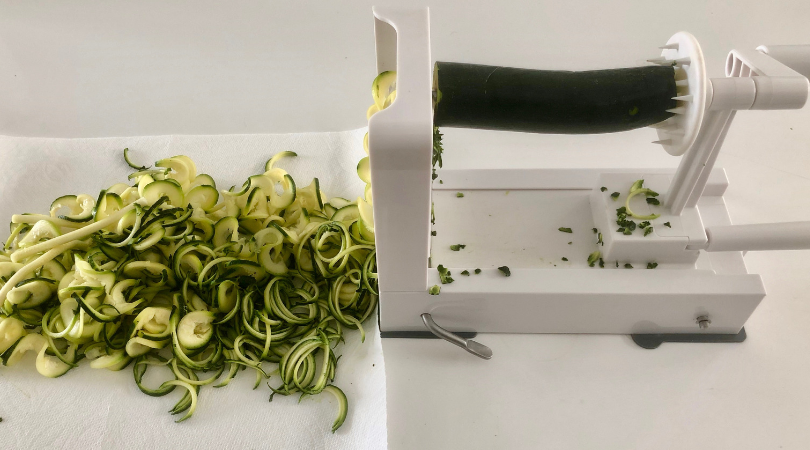 This No Cook Zoodle Cacio e Pepe is light, packed with flavor, and you only need a four ingredients: zucchini, parmesan cheese, olive oil and salt/pepper. | www.amiofbs.com