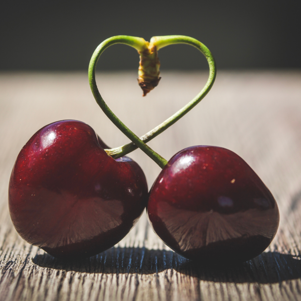 This delicious Chocolate Cherry Fab Four smoothie combines protein, healthy fat, fiber and greens to tickle your tastebuds and keep you full for hours. | www.amiofbs.com