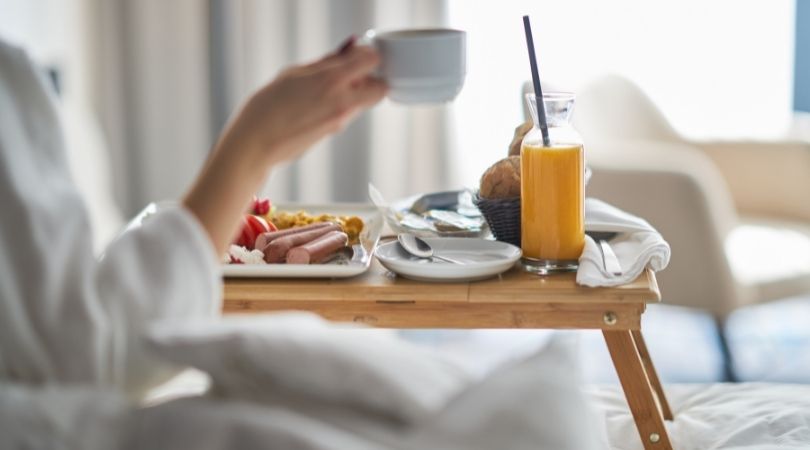 Eating better breakfasts doesn’t have to be complicated. Here are four simple ways to eat healthier in the morning while saving time in your schedule. | www.amiofbs.com