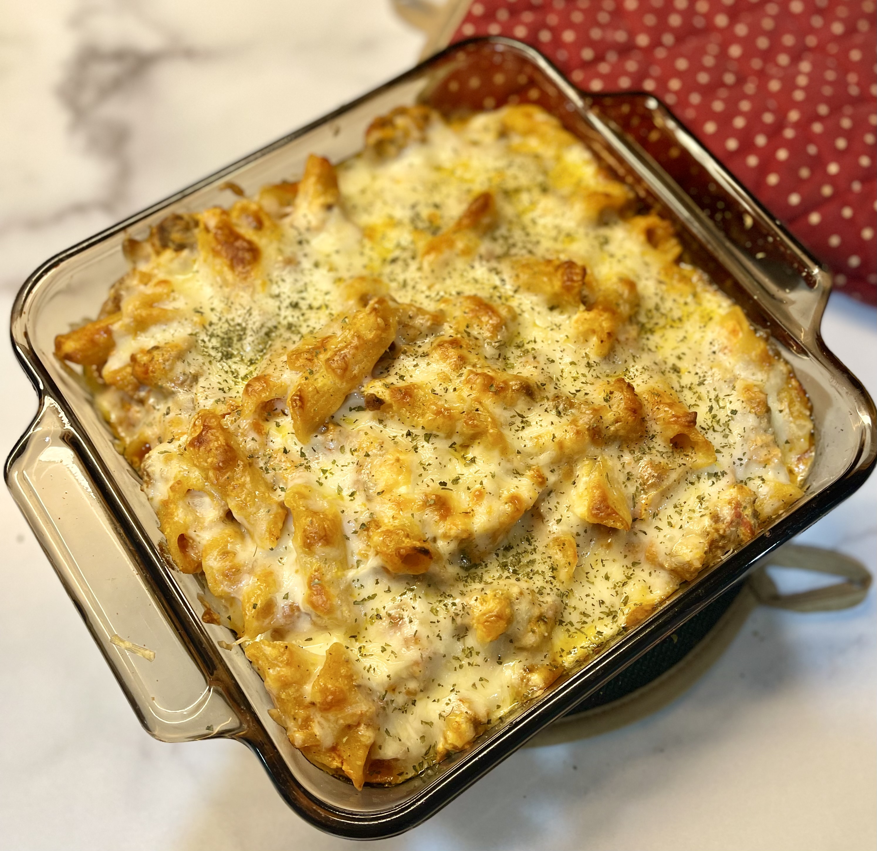 This quick and easy baked ziti recipe uses jarred pasta sauce so you can get dinner on the table in just over 30 minutes. Can be made gluten free. | www.amiofbs.com