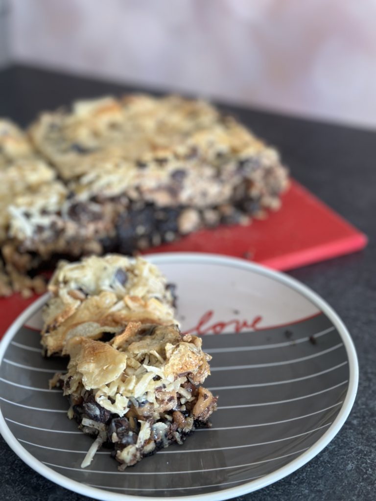Peanut Butter Oreo Bars are a delicious and easy dessert you make in one pan. They're the perfect combo of sweet and salty. Must try! | www.amiofbs.com