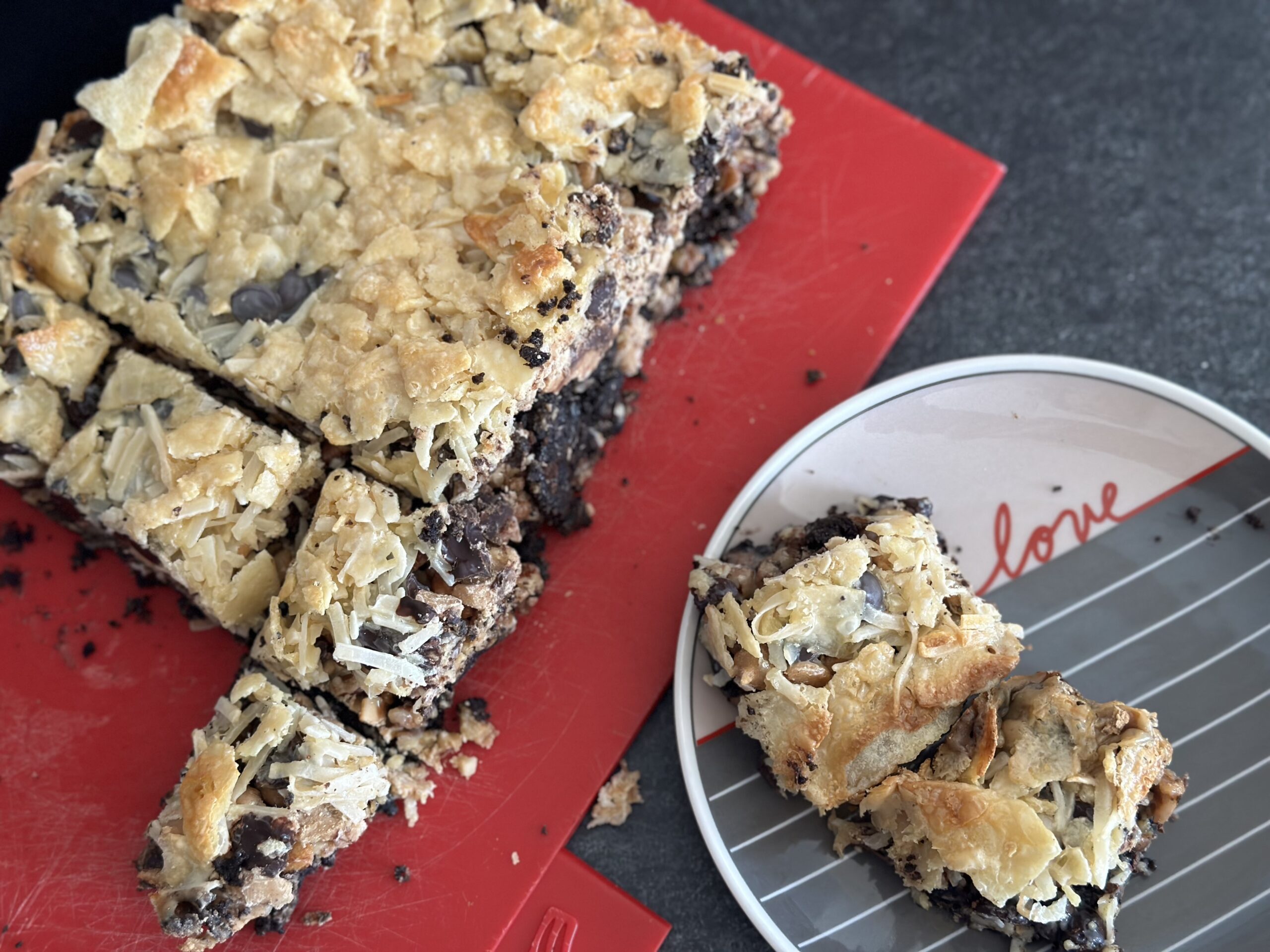 Peanut Butter Oreo Bars are a delicious and easy dessert you make in one pan. They're the perfect combo of sweet and salty. Must try! | www.amiofbs.com